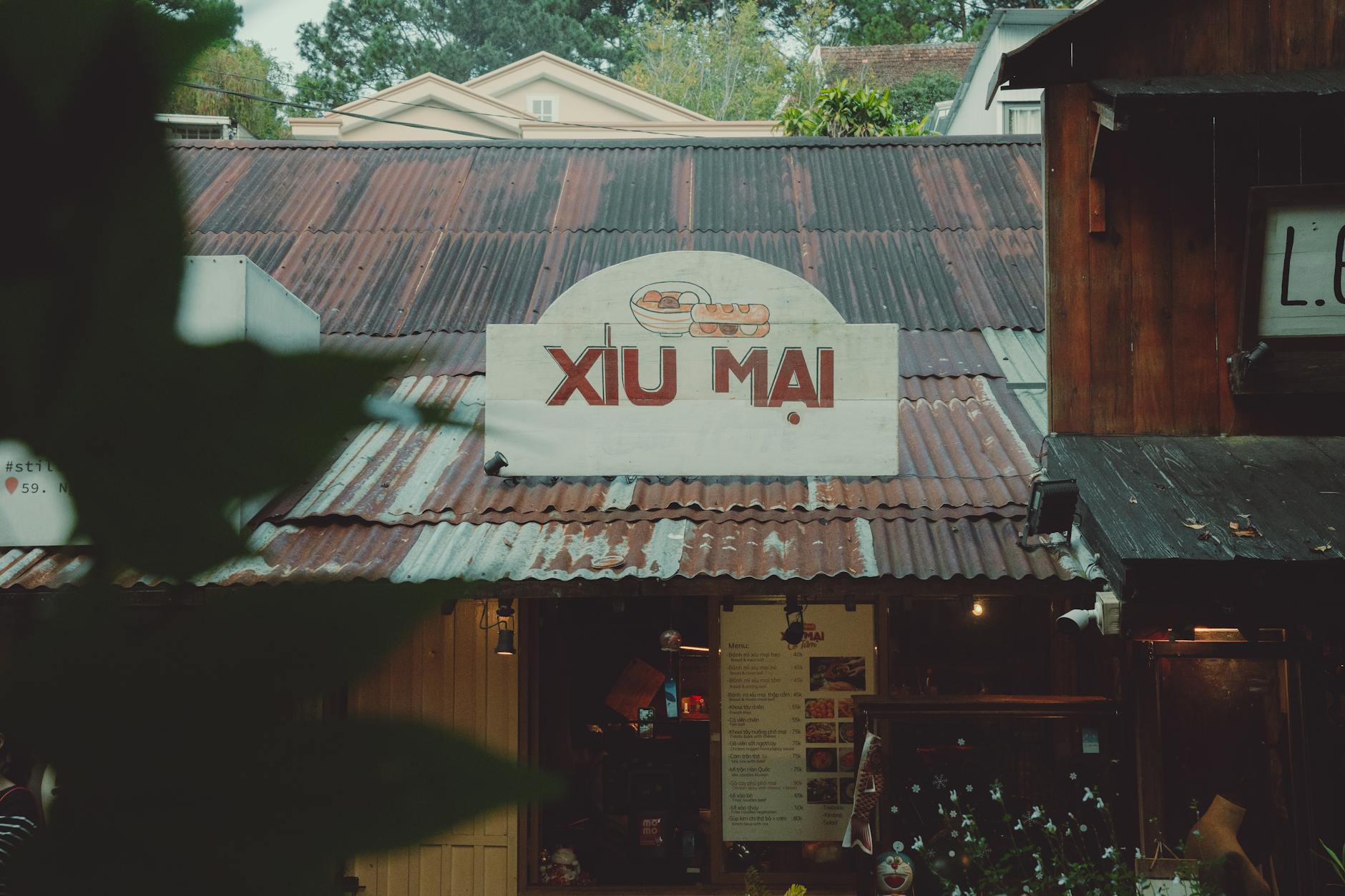 Rustyczna witryna z bułeczkami Xiu Mai na ulicy w wietnamskim Dalat