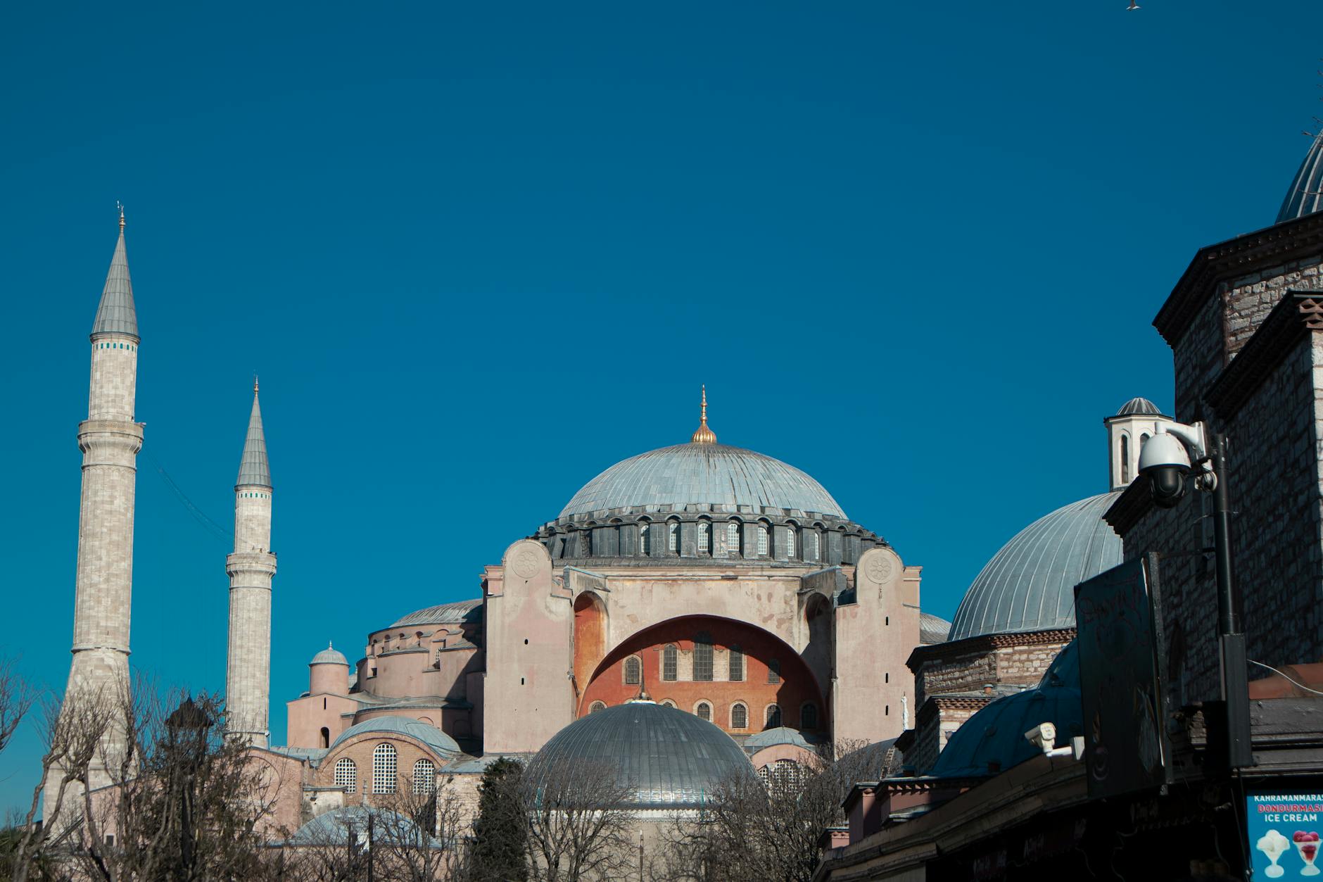 Stambuł w 4 dni: co zobaczyć, gdzie nocować i jak zaplanować idealny city break Hagia Sophia w Stambule w słoneczny dzień, widok na historyczną fasadę