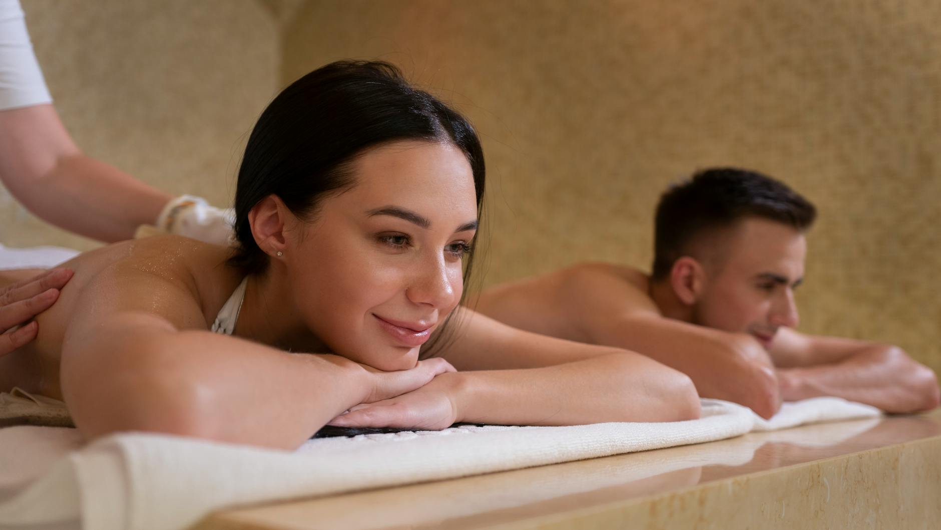 Para podczas relaksacyjnego masażu w spokojnym spa