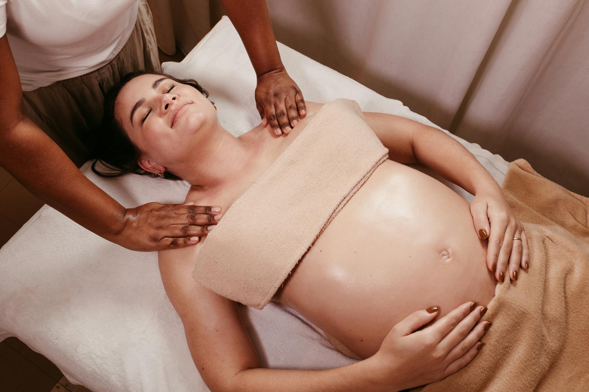 Ciężarna kobieta relaksuje się podczas masażu prenatalnego w spa