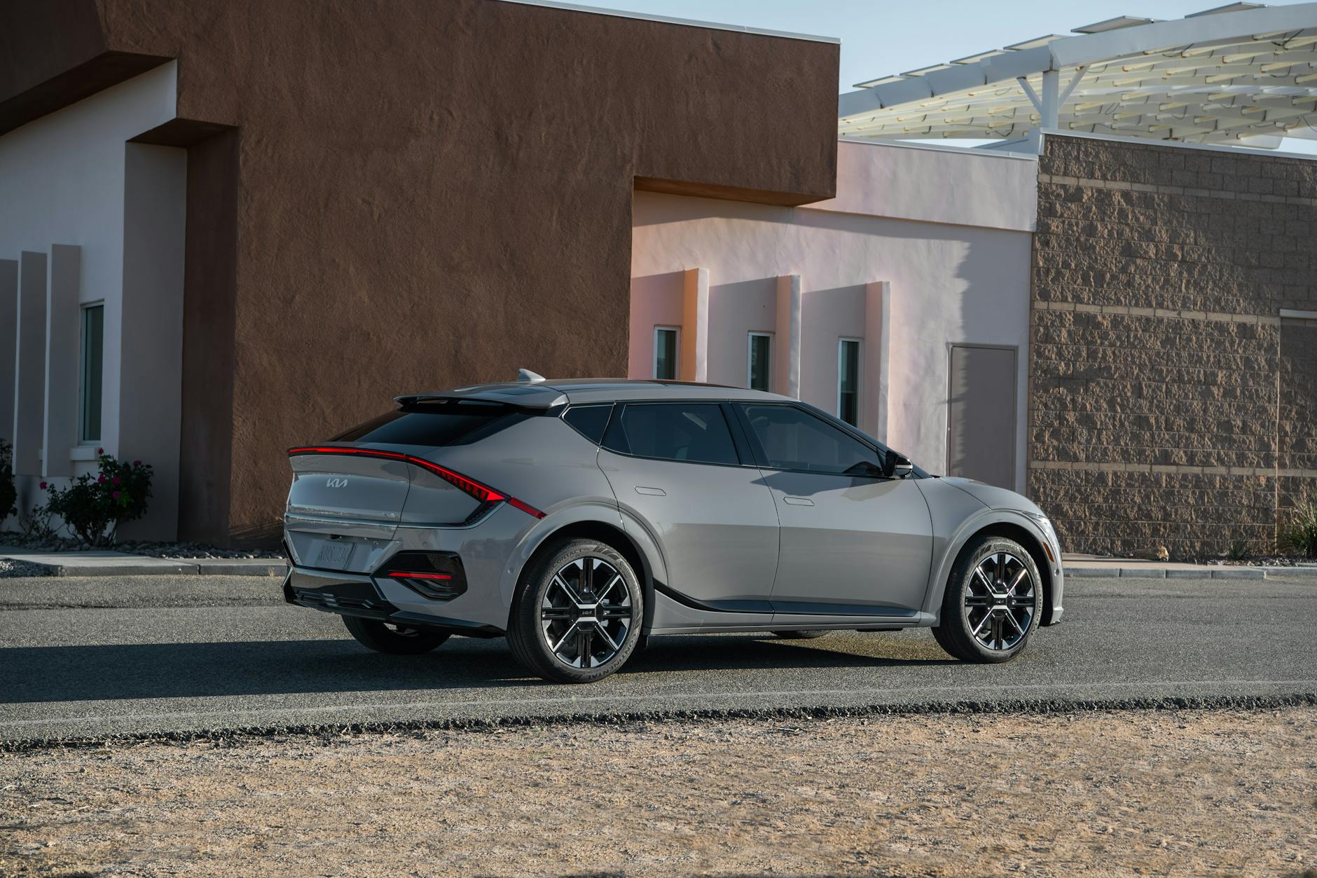 Elektryczny Kia EV6 GT-Line przed nowoczesnym budynkiem