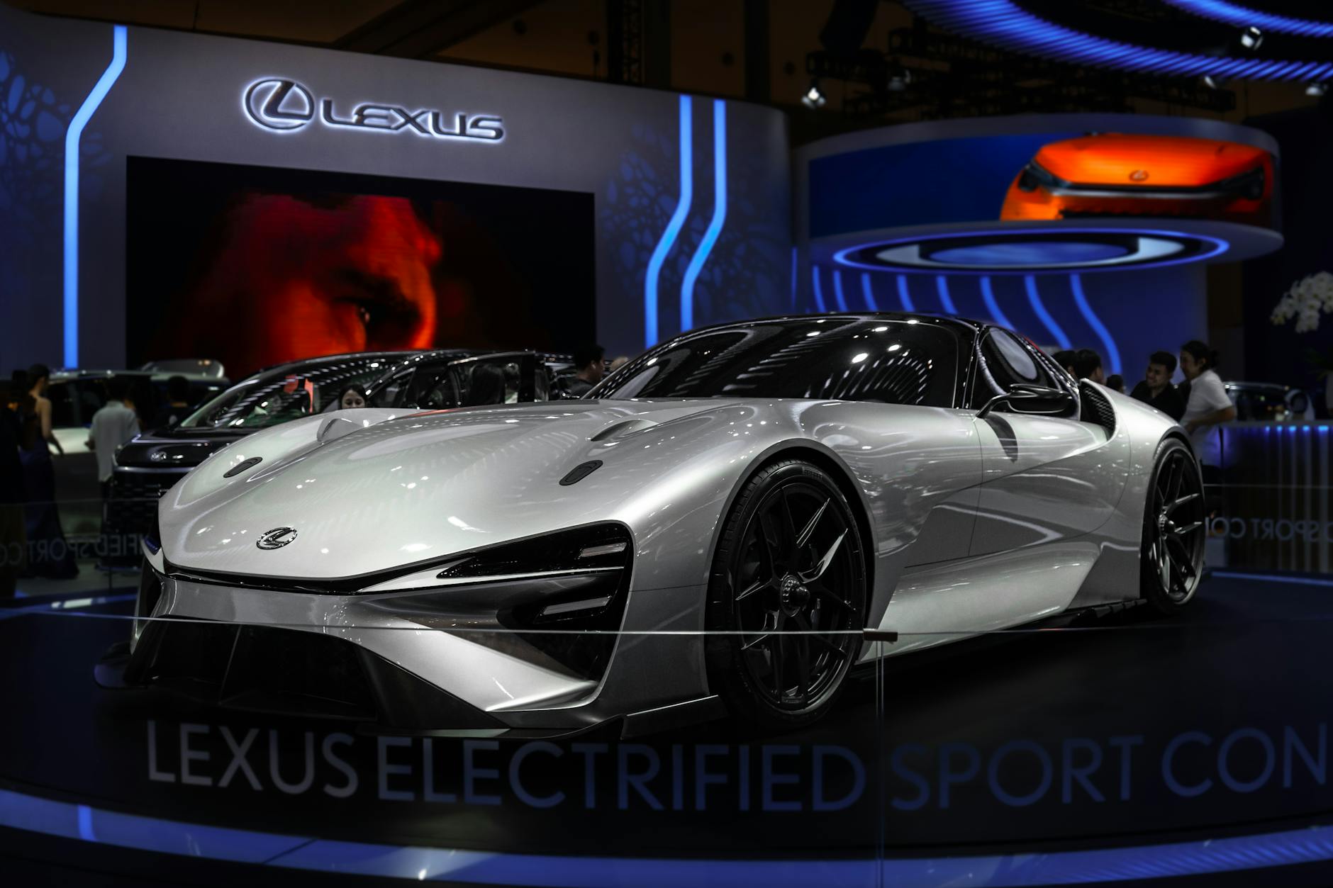 Koncepcyjny Lexus Electrified Sport na oświetlonej hali targów motoryzacyjnych