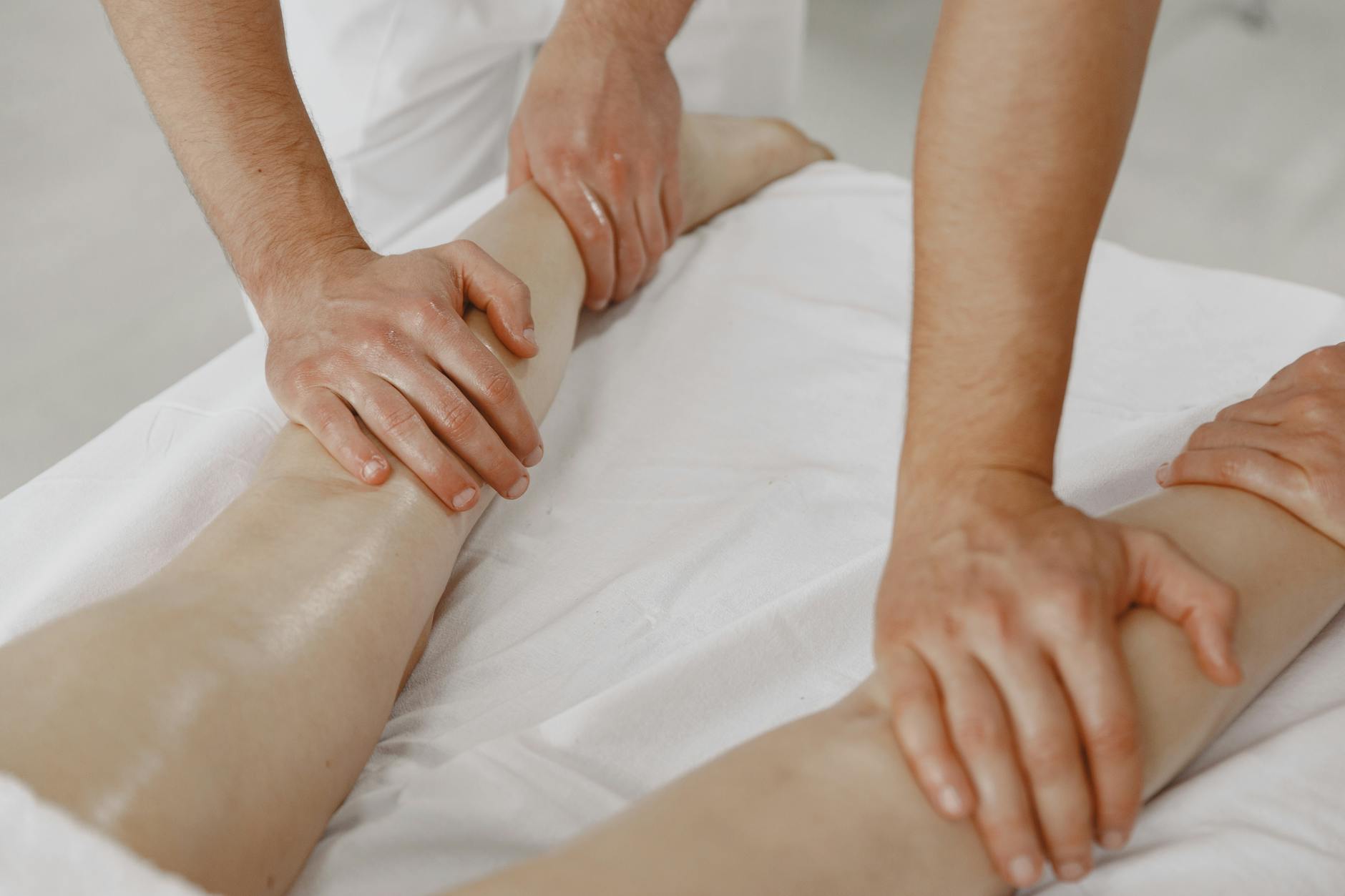 Masażystka wykonuje masaż nogi w spokojnym salonie spa