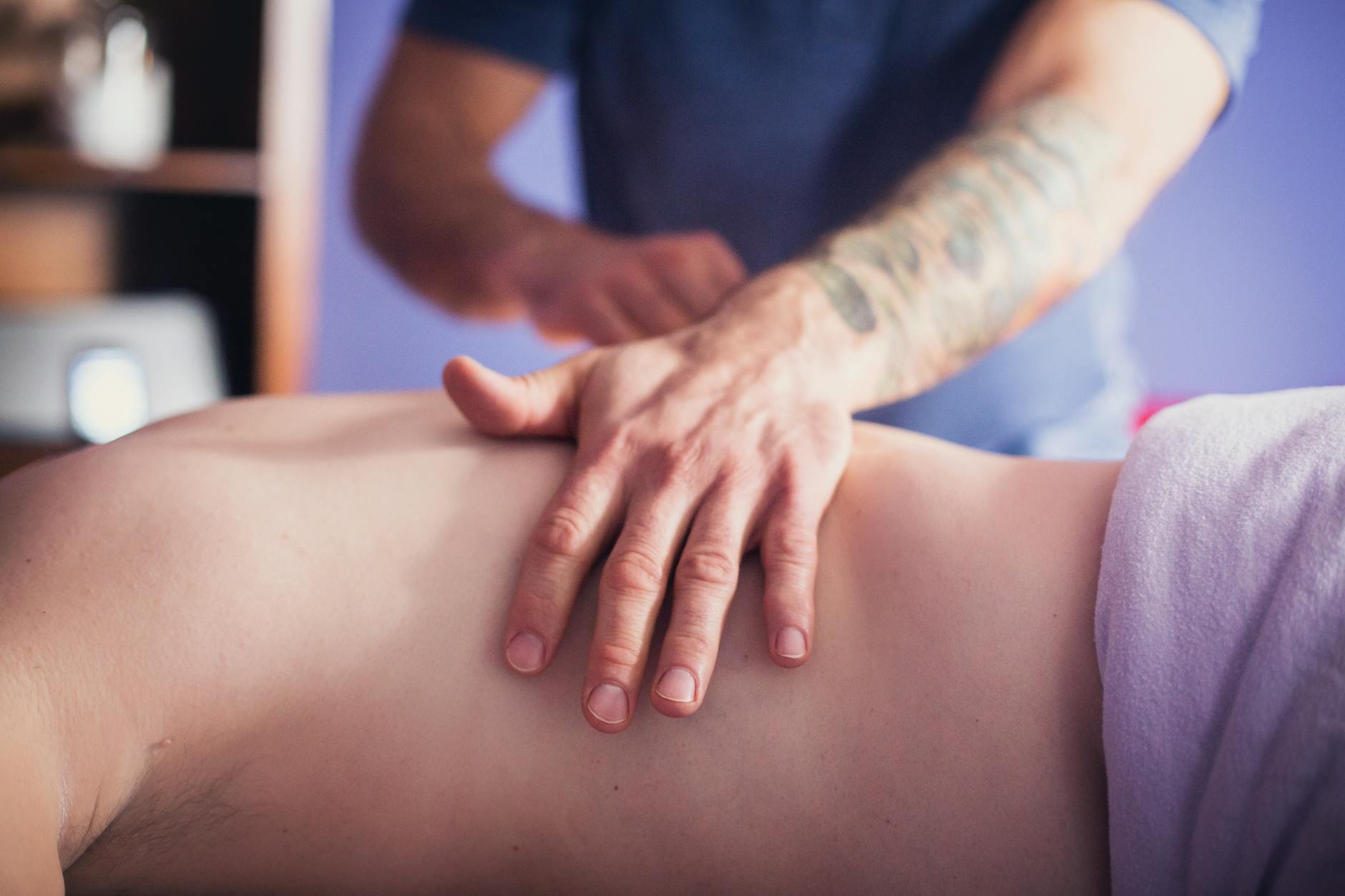 Masażystka wykonuje relaksujący masaż pleców w spokojnym spa