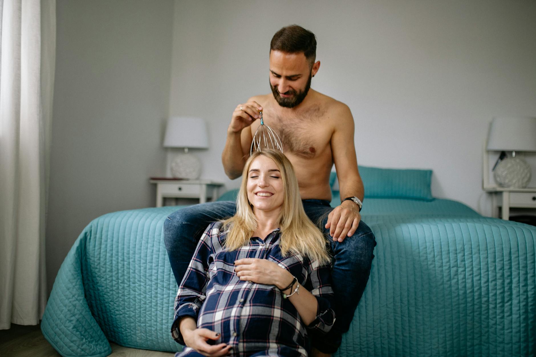 Partner masuje głowę ciężarnej kobiety w domu