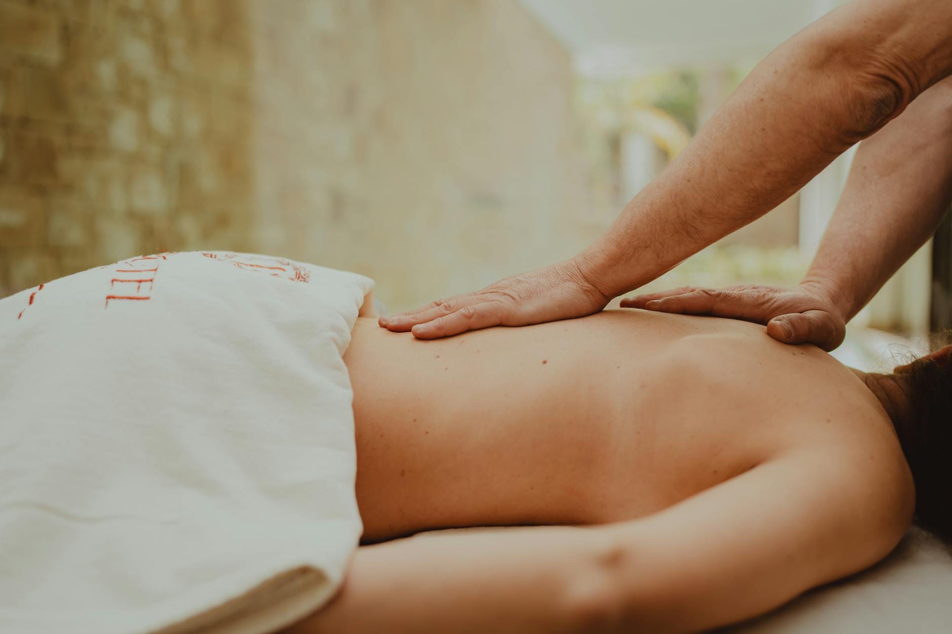 Relaksacyjny masaż klasyczny w spokojnym wnętrzu spa