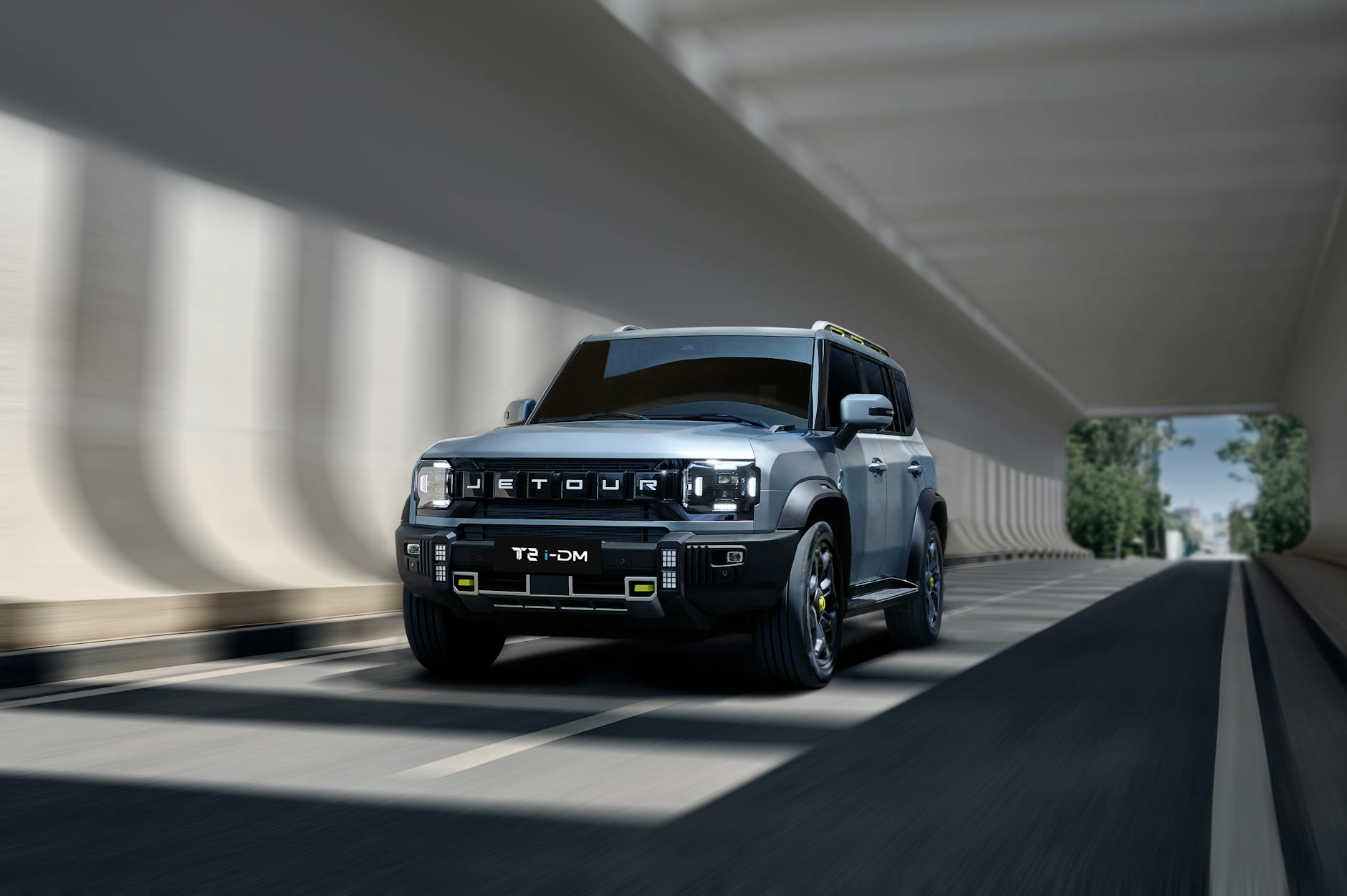 SUV Jetour T2 jedzie przez nowoczesny tunel SUV Jetour T2 jedzie przez nowoczesny tunel