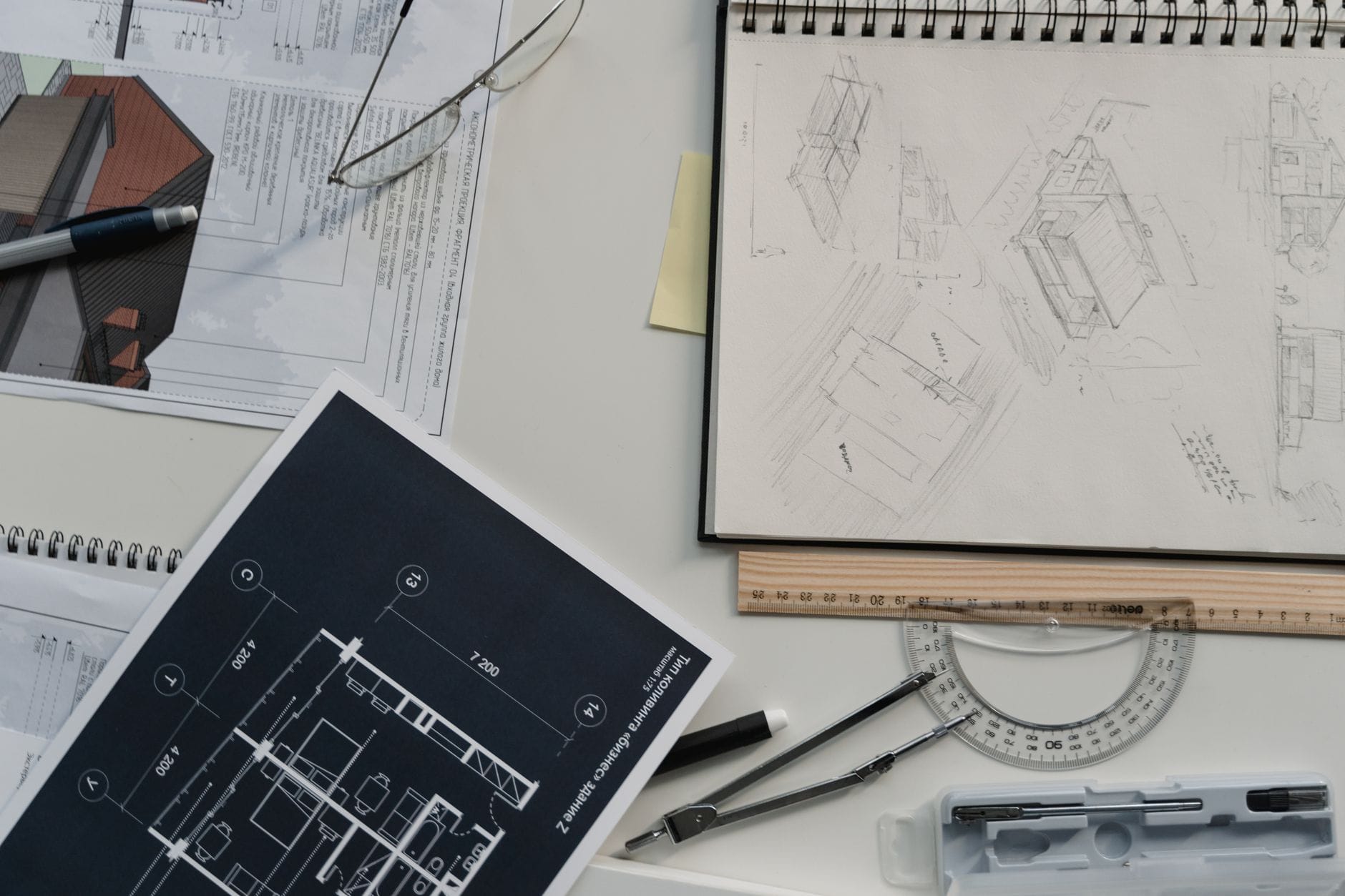 Biurko z rysunkami architektonicznymi, planami i przyborami do szkicowania