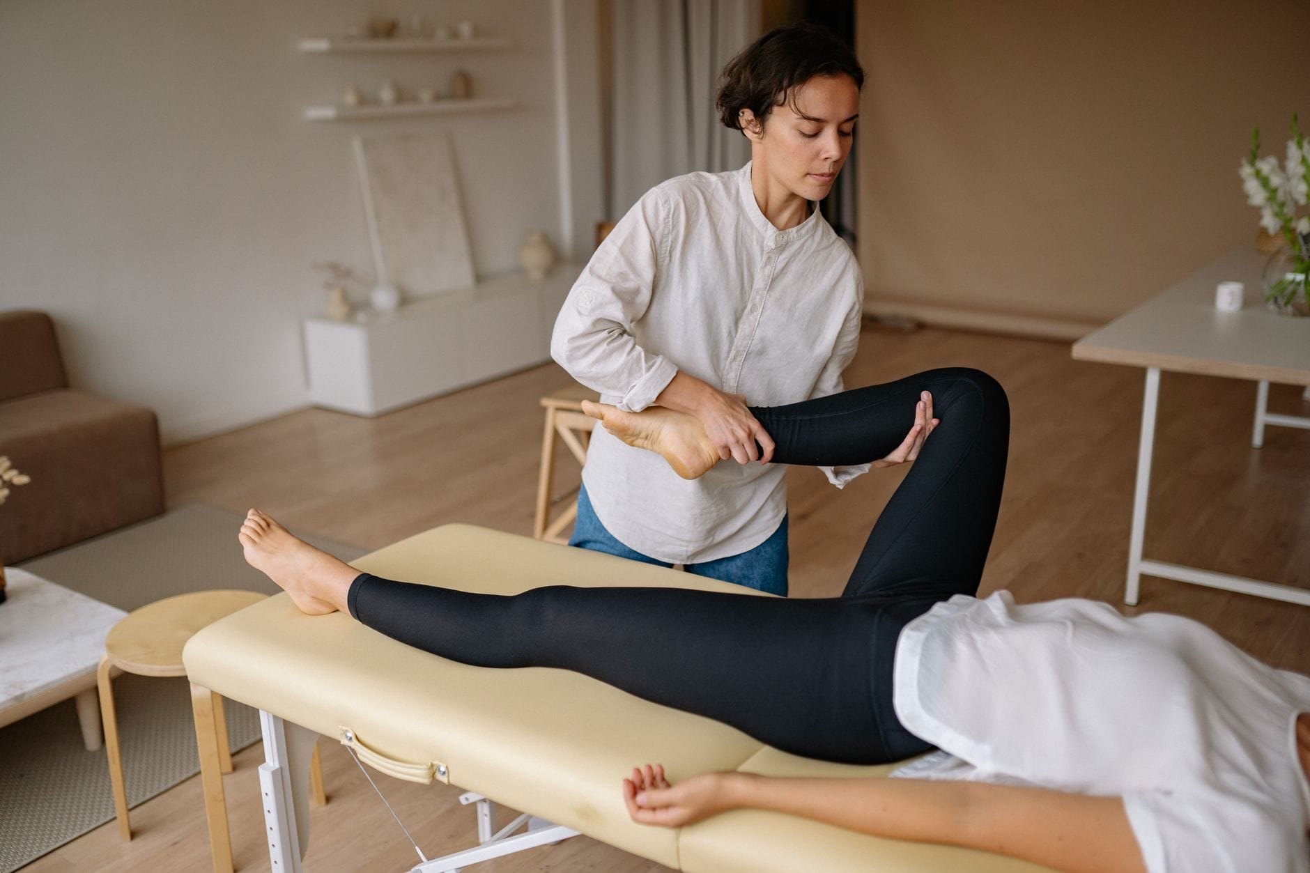 Masażystka wykonuje relaksacyjny masaż nogi w spokojnym spa