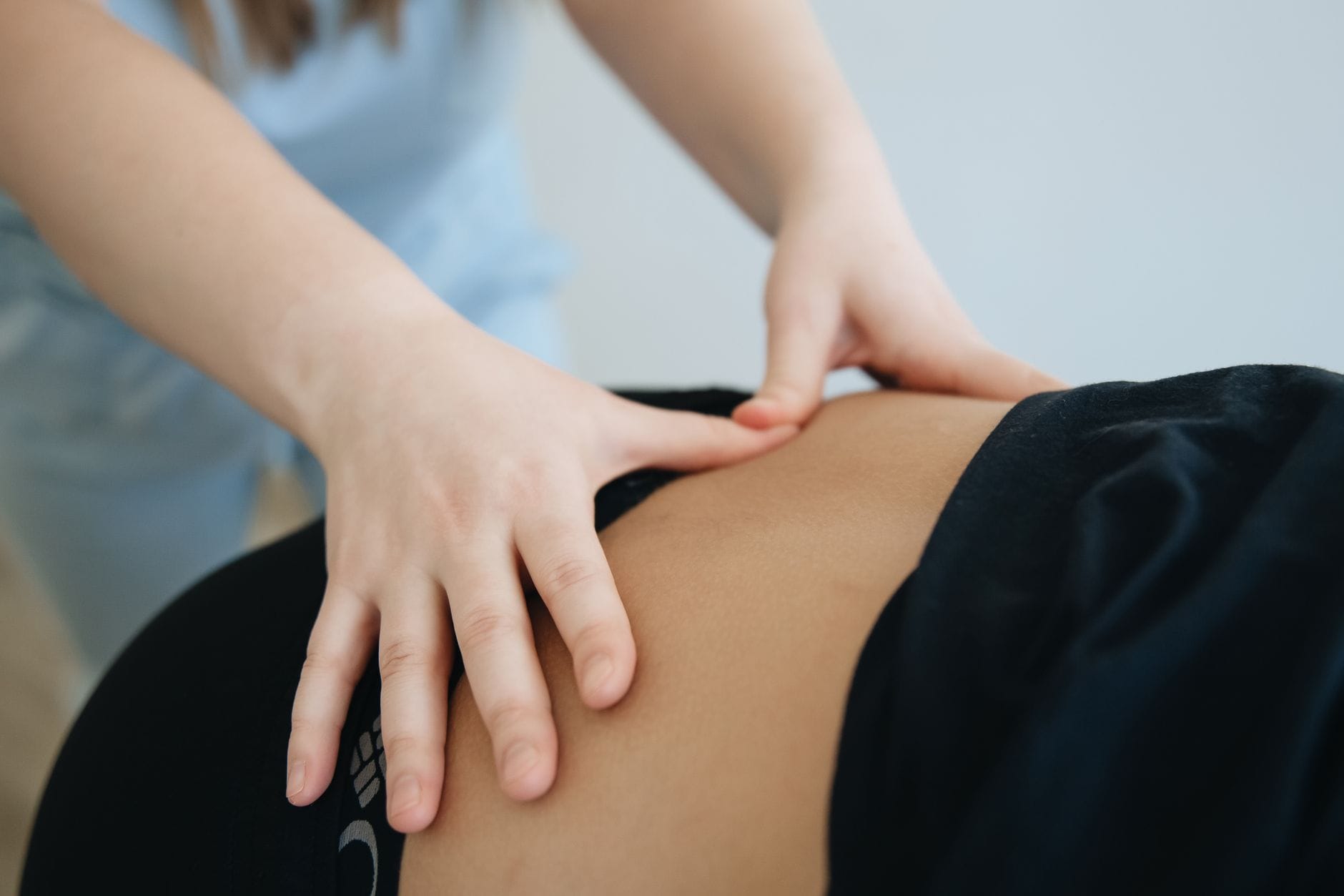 Terapeuta wykonuje masaż tkanek głębokich pleców w gabinecie