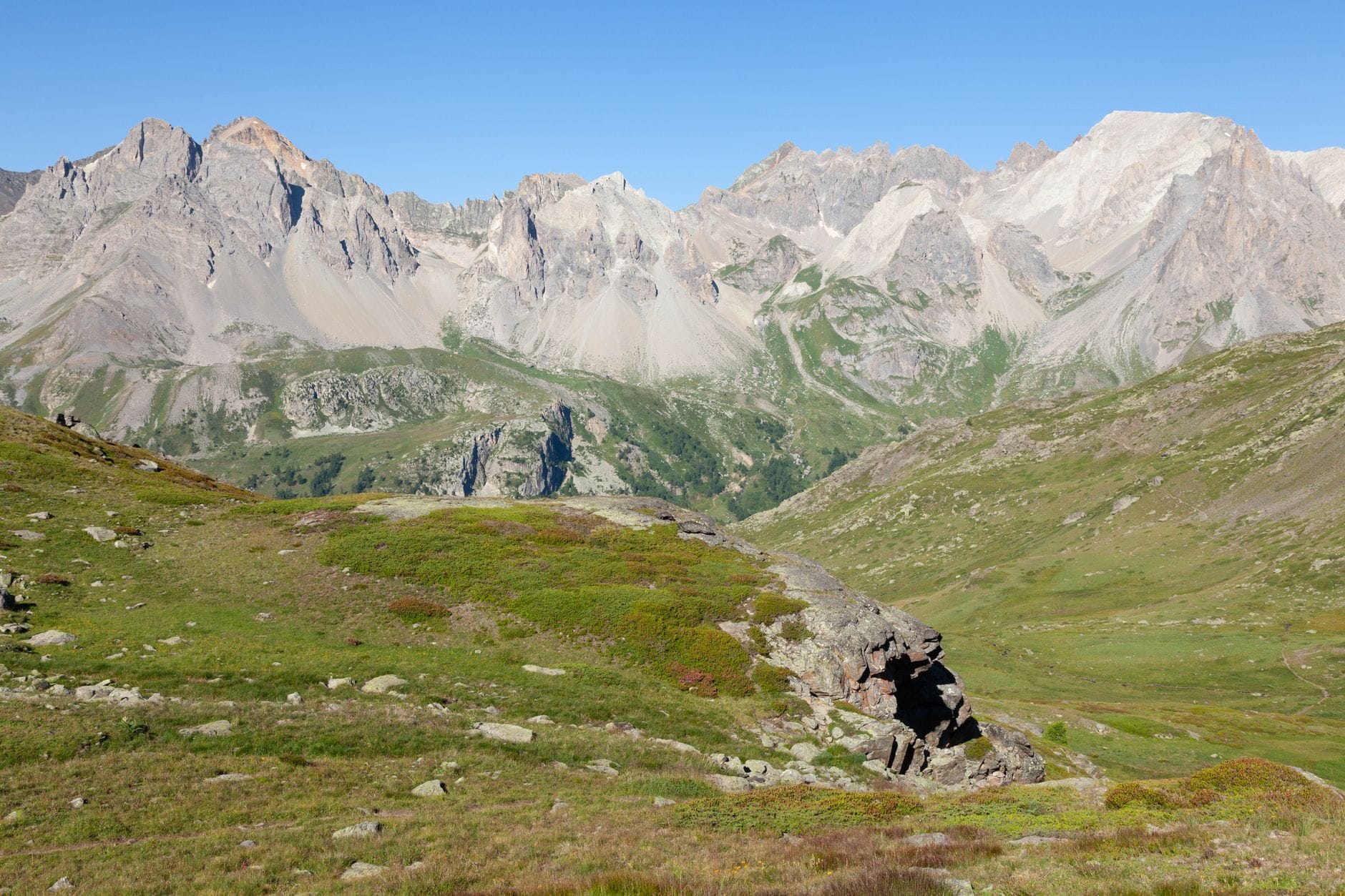 Letnie zielone łąki i góry Briançon w Alpach Francuskich Letnie zielone łąki i góry Briançon w Alpach Francuskich