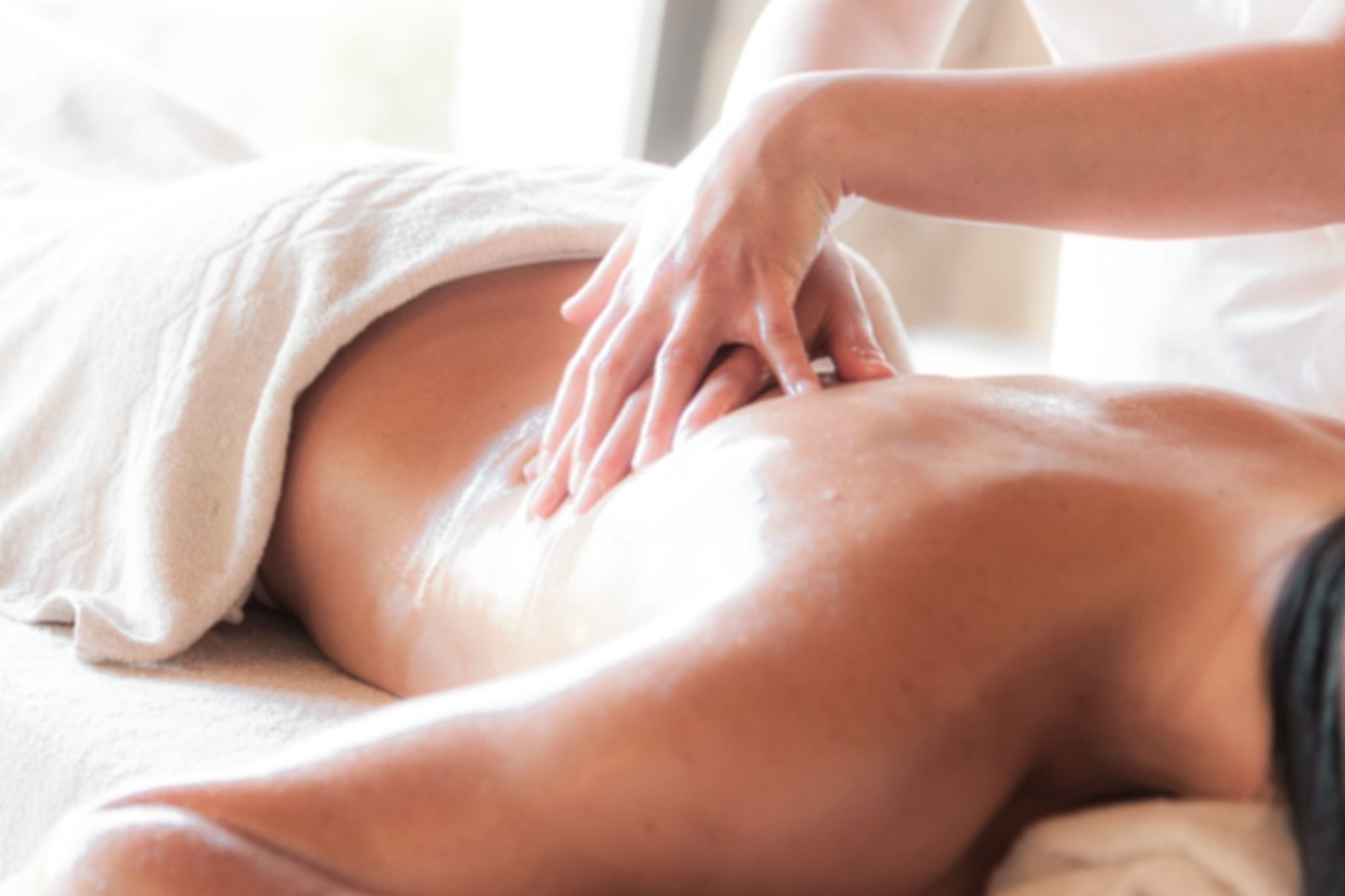 Masaż relaksacyjny w spokojnym spa sprzyjający odprężeniu i regeneracji