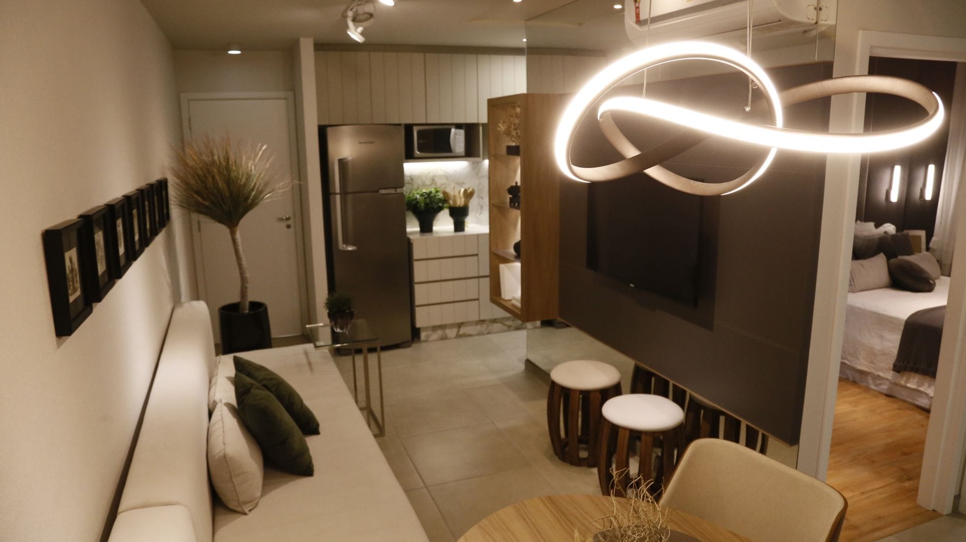 Nowoczesny luksusowy salon z eleganckim oświetleniem i zabudową na wymiar Nowoczesny luksusowy salon z eleganckim oświetleniem i zabudową na wymiar