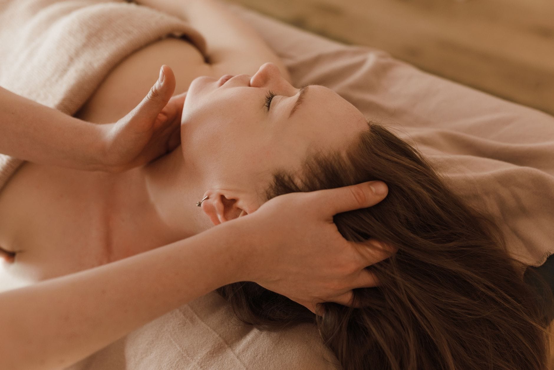 Relaksacyjny masaż głowy w spa jako część rytuału kobido