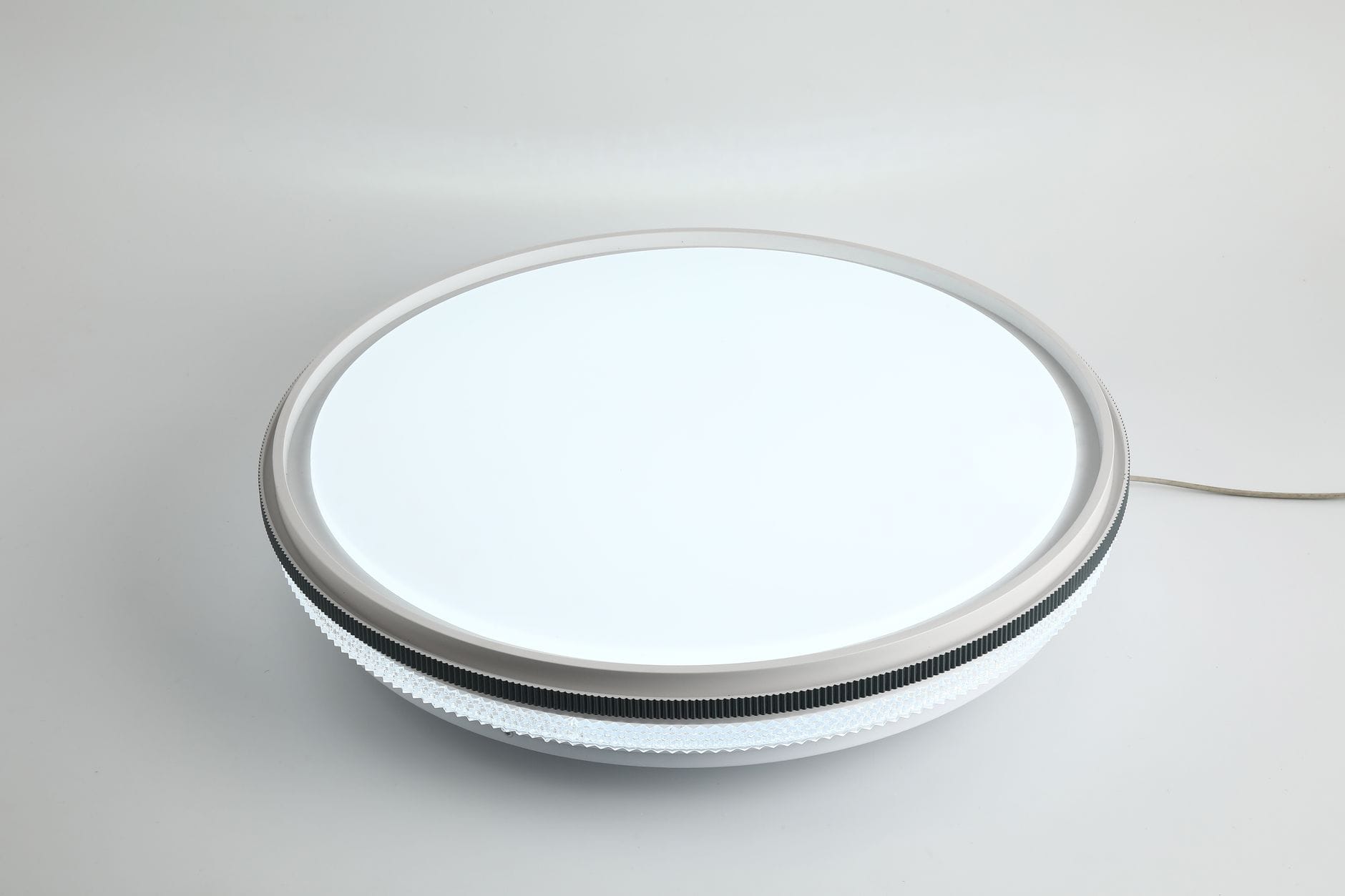 Okrągła minimalistyczna lampa LED na białym suficie