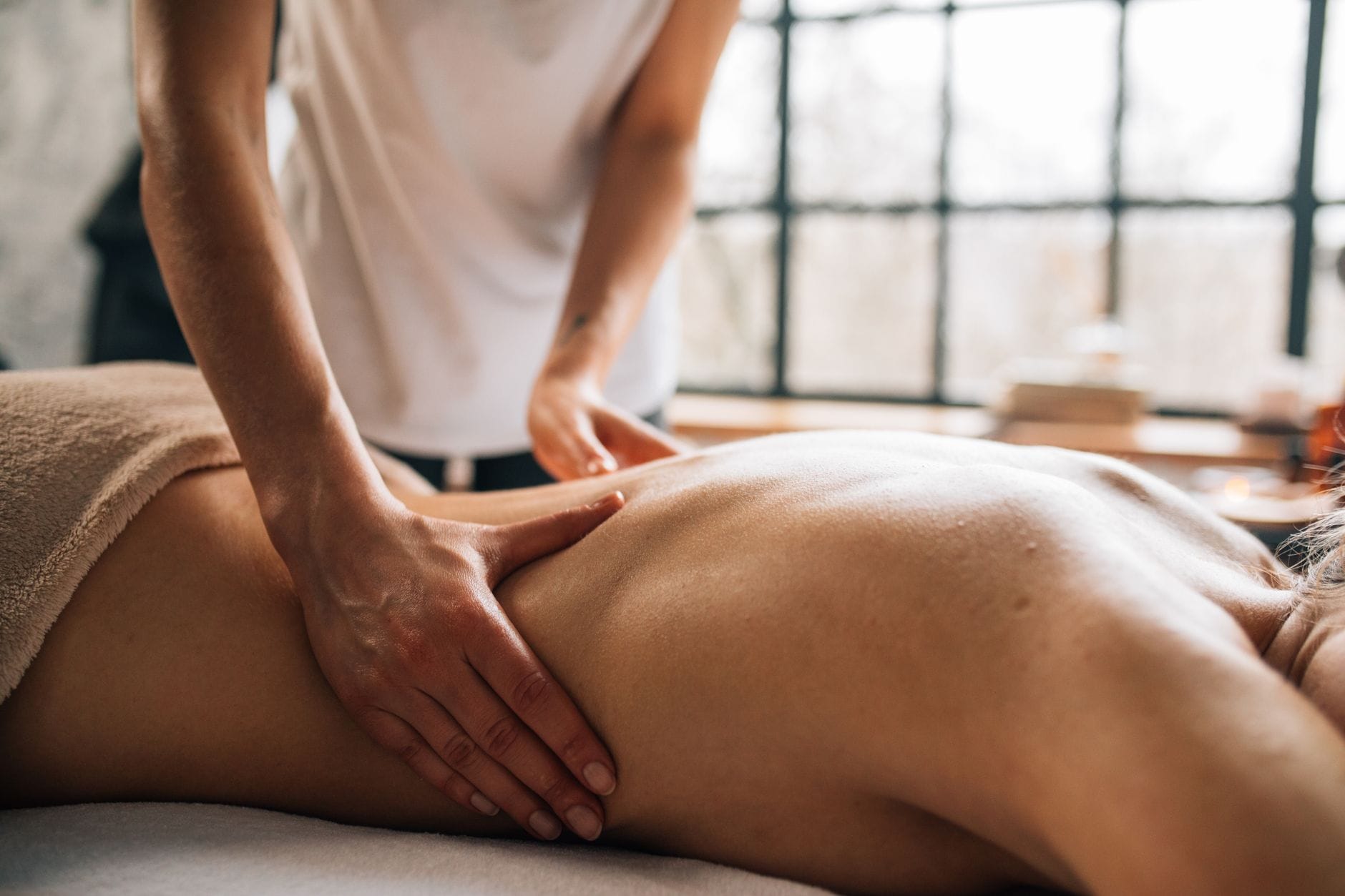 Osoba podczas relaksującego masażu klasycznego w spokojnym spa
