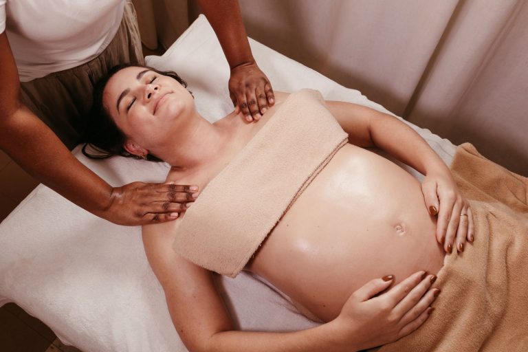 Kobieta w ciąży podczas relaksacyjnego masażu prenatalnego w spa
